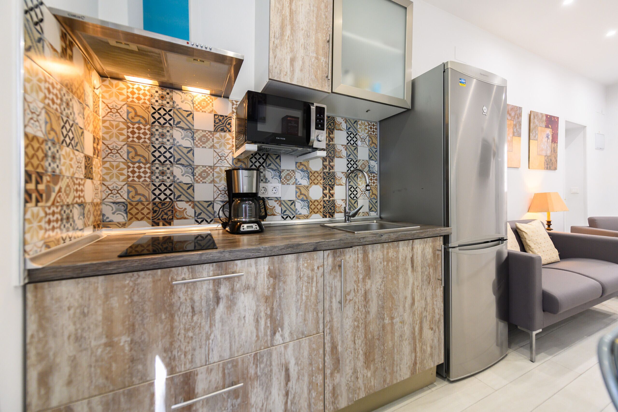 Kühlschrank, Mikrowelle, Wasserkocher mit Kaffee-/Teezubehör, Toaster