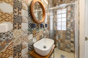 Shower, hair dryer - Cosy flat with terrace and spaces for remote working in Madrid (Madrid)