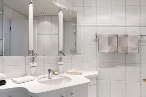 Shower, hair dryer, towels - Apartment 'Am Schlosssee' with Balcony and Wi-Fi (Salem)