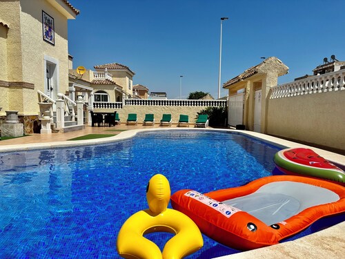 Villa near GA centre private heated pool