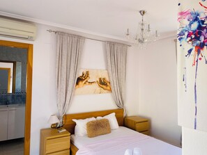 4 bedrooms, iron/ironing board, WiFi, bed sheets - Villa near GA centre private heated pool (el Gran Alacant)