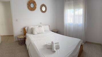 4 bedrooms, iron/ironing board, WiFi, bed sheets