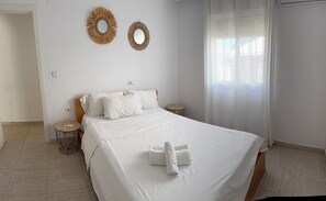 4 bedrooms, iron/ironing board, WiFi, bed sheets