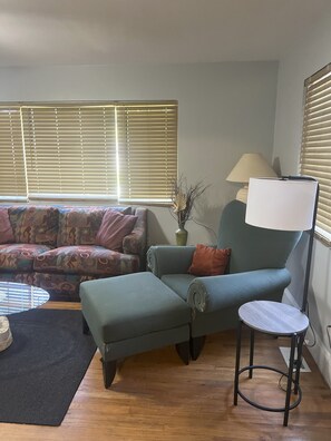 TV, fireplace - Charming 2-bedroom house in Greenwood within a block of Hospital and Hospice (Greenwood)