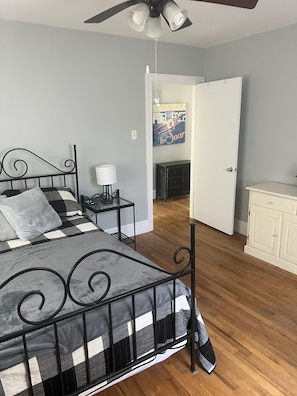 2 bedrooms, WiFi, bed sheets - Charming 2-bedroom house in Greenwood within a block of Hospital and Hospice (Greenwood)