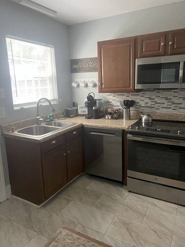 Charming 2-bedroom house in Greenwood within a block of Hospital and Hospice