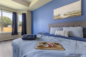 4 室のベ��ッドルーム、デスク、アイロン / アイロン台、旅行用ベビーベッド