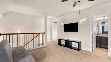 Fernseher, Kamin, Videospiele, Arbeitsbereiche