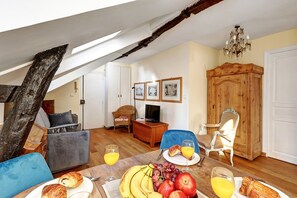 Espresso maker, coffee/tea maker, electric kettle, toaster