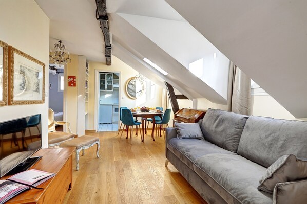 40 インチのスマートテレビ (衛星放送視聴可)