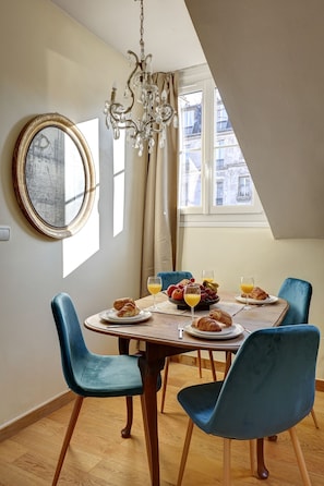 Espresso maker, coffee/tea maker, electric kettle, toaster - Comfortable 1BR in Latin Quarter (Paris)