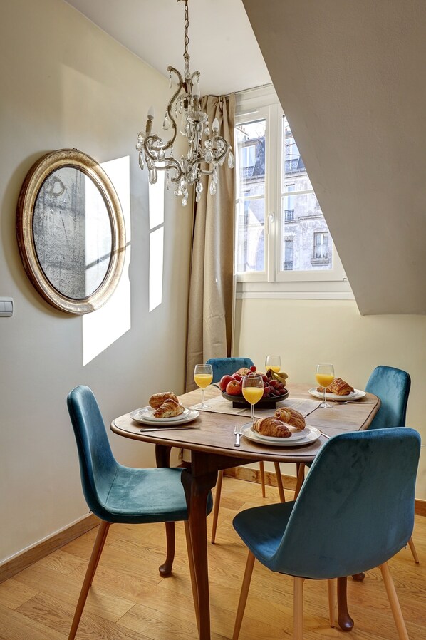 Espresso maker, coffee/tea maker, electric kettle, toaster