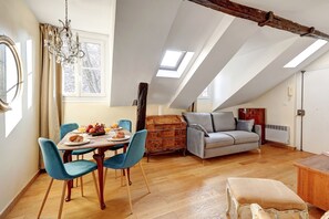 40-inch Smart TV with satellite channels - Comfortable 1BR in Latin Quarter (Paris)