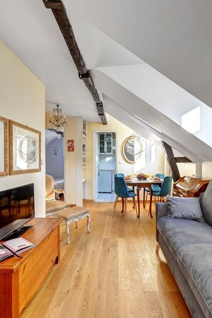 40 インチのスマートテレビ (衛星放送視聴可)