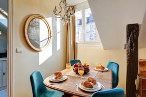In-room dining - Comfortable 1BR in Latin Quarter (Paris)