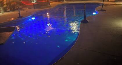 Country Home Hot tub, Sauna, Pool table. 10 minutes from Bear Creek Ski Resort