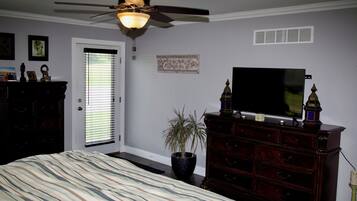 StrykjÀrn/strykbrÀda, gratis wi-fi och sÀngklÀder