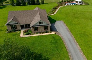 Exterior - Country Home Hot tub, Sauna, Pool table. 10 minutes from Bear Creek Ski Resort (Mertztown)