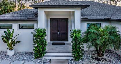 Upscale Family Heaven. Heated Spa, pool and peaceful.