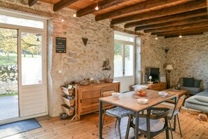 Dining - Holiday Home 'Casa Mialy - Clim Wifi Terrasse' with Mountain View, Wi-Fi and Air Conditioning (Saint-Vincent-de-Mercuze)