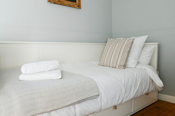 3 habitaciones, tabla de planchar con plancha, wifi y ropa de cama 