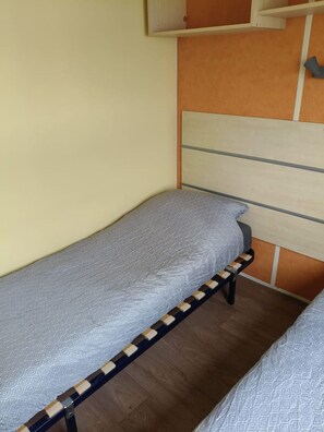 WiFi, bed sheets