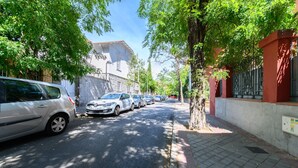 A street lined with parked cars and trees, with buildings on either side. - M Sfu71 Acogedor Piso con Terraza y Espacios par (Madrid)