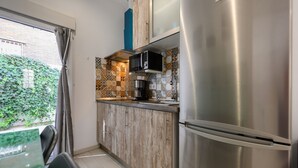 A modern kitchen with a stainless steel refrigerator, a microwave, and a coffee maker. - M Sfu71 Acogedor Piso con Terraza y Espacios par (Madrid)