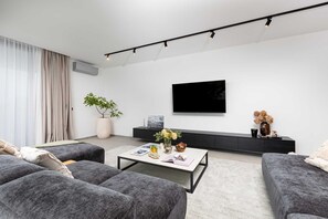 Villa | 4 bedrooms - Luxury Villa 45 With Infinity Pool (Punat)