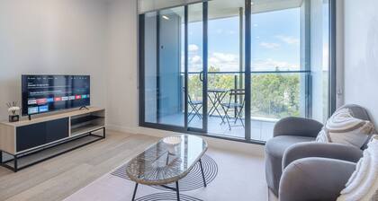 Serene 2BR2BA Apt in Parkville Pool Gym Parkin