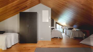 4 bedrooms, desk, WiFi, bed sheets