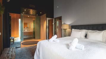 4 bedrooms, desk, WiFi, bed sheets