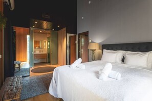 4 bedrooms, desk, WiFi, bed sheets