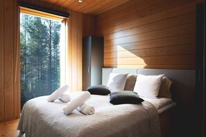 4 bedrooms, desk, WiFi, bed sheets