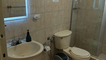 Doccia, asciugacapelli, asciugamani, sapone
