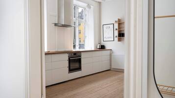 Køleskab, mikrobølgeovn, ovn, kogeplade