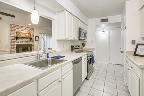 Apartment (2 Bedrooms) | Interior - 23 Mi to Nola: Cozy & Quaint Destrehan Townhome (Destrehan)