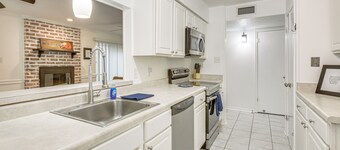 23 Mi to Nola: Cozy & Quaint Destrehan Townhome