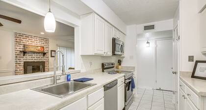 23 Mi to Nola: Cozy & Quaint Destrehan Townhome