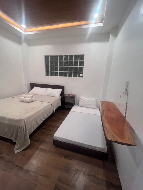 Deluxe Triple Room, Air conditioning | Laptop workspace, free WiFi