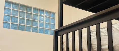 Quarto quádruplo luxo | Espaço de trabalho para notebook, Wi-Fi de cortesia