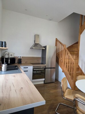 Kühlschrank, Mikrowelle, Ofen, Herdplatte