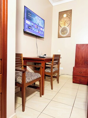 Deluxe Studio, Balcony, City View | In-room dining