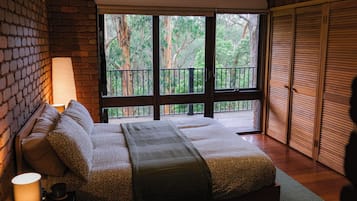 2 bedrooms, iron/ironing board, Internet, bed sheets