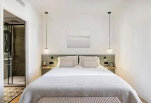 4 bedrooms, in-room safe, desk, iron/ironing board - Bright Living Spaces with Catalan Charm (Barcelona)