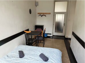 Departamento básico, vista al patio | Wifi gratis 