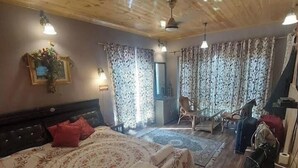A room with a large bed, a desk, and a chair. - Blooming Dale (Srinagar)