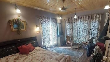 Deluxe Double Room, 1 King Bed, Balcony, Park View | Iron/ironing board, free WiFi
