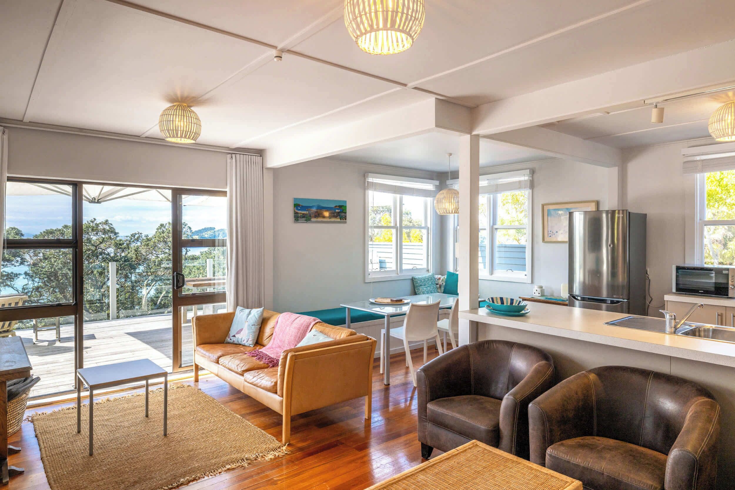 تلفزيون، كُتُب، مكتب