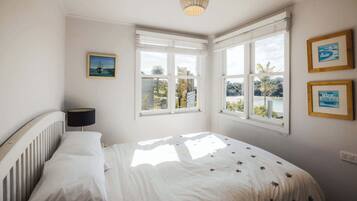 2 bedrooms, desk, iron/ironing board, WiFi